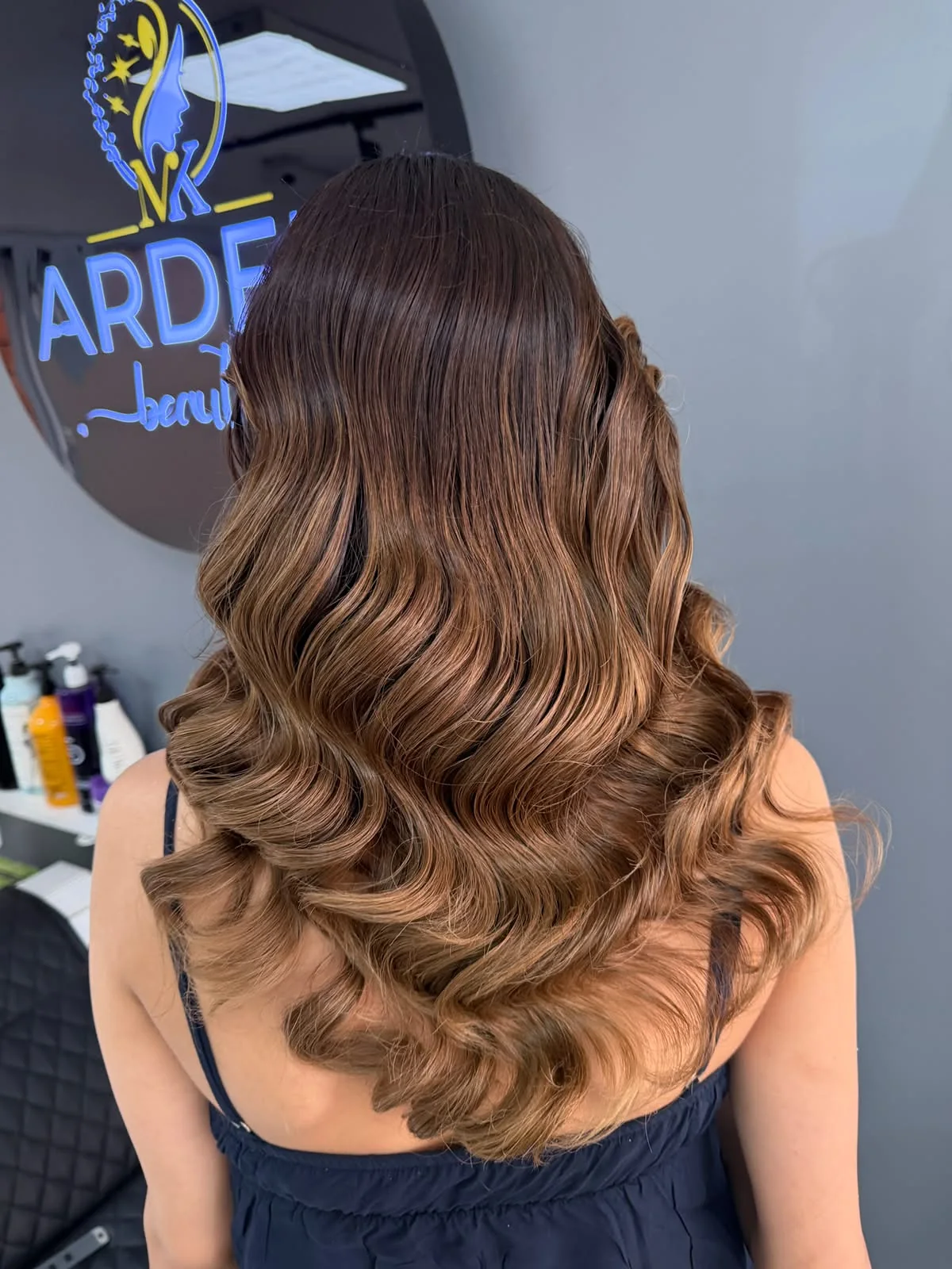 Arden Beauty salonunda sıcak tonlu dalgalı saç uygulaması