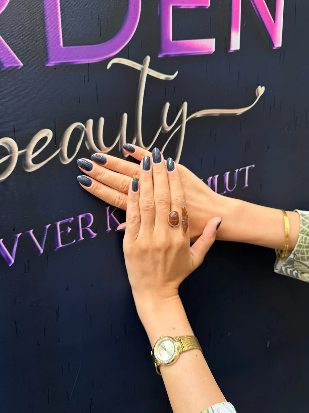 Arden Beauty koyu ton kalıcı oje uygulaması